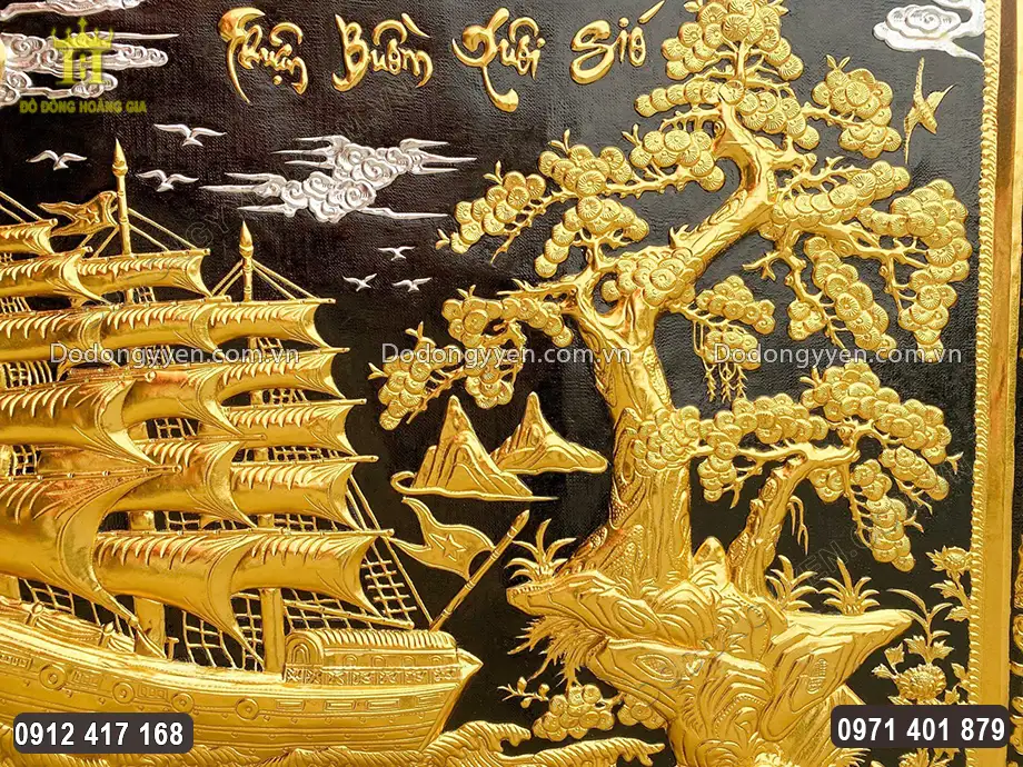 H&igrave;nh ảnh c&acirc;y t&ugrave;ng được chạm th&uacute;c nổi tinh tế, mang &yacute; nghĩa trừ t&agrave;